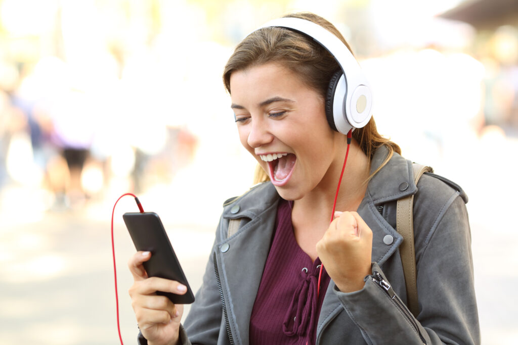 Представляємо Supreme Sound: Відкрийте для себе найкращі висококласні навушники 2023 року!