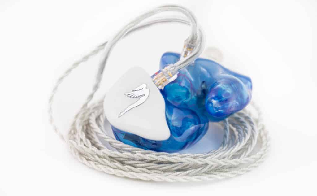 Monitores intra-auriculares vs. fones de ouvido intra-auriculares: Um guia abrangente para qualidade de gravação em estúdio