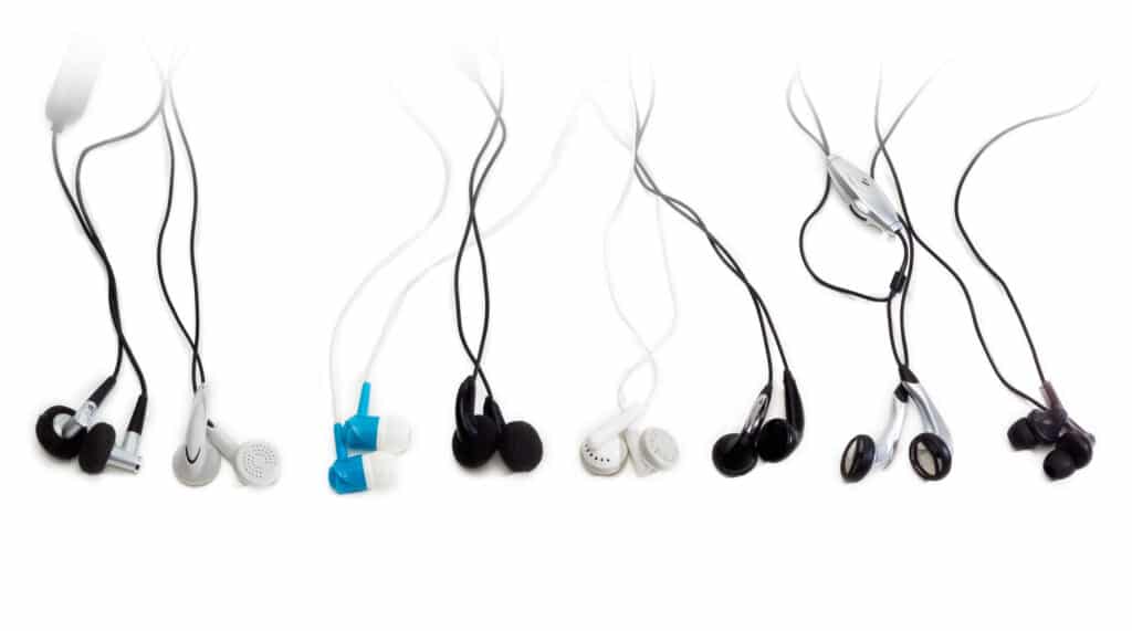 Profesionāli In-Ear monitori pret patērētāju austiņām dzīvās uzstāšanās apstākļos